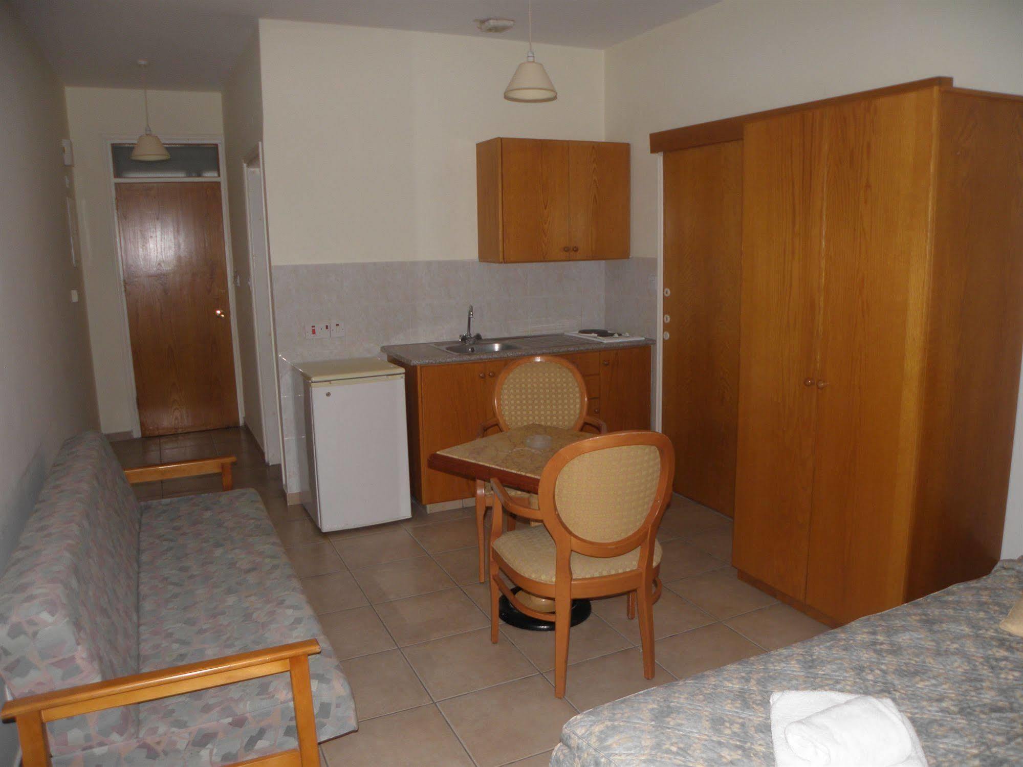 Valana Hotel Apartments Limassol Eksteriør billede
